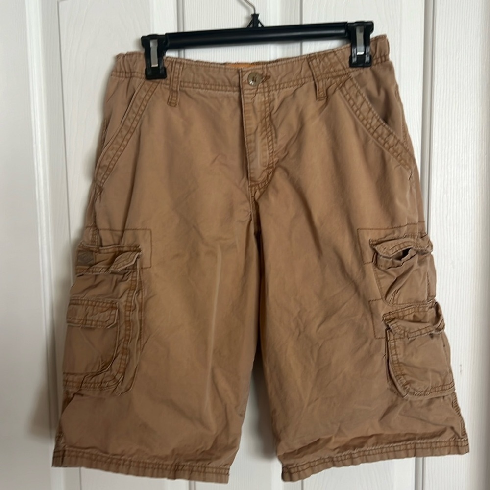 Lee Dungaree’s boys tan cargo shorts. Size M. Lots of pockets